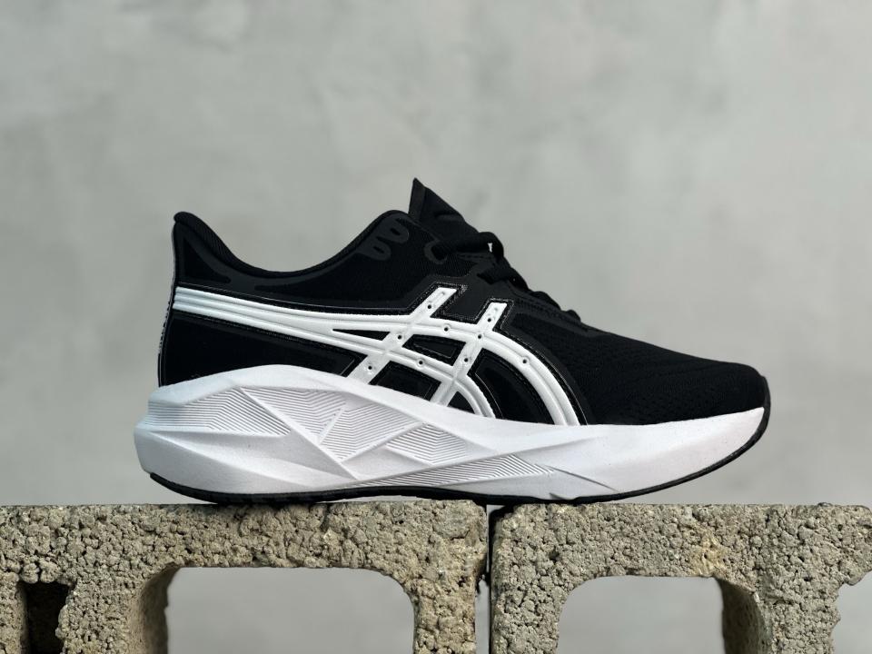 Asic.s Novablast 5 Track Club Black