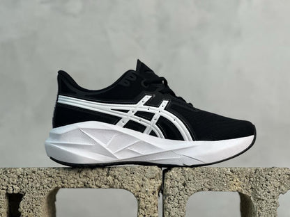 Asic.s Novablast 5 Track Club Black