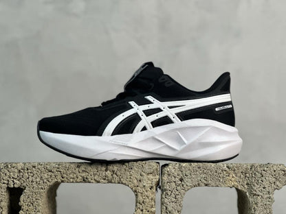 Asic.s Novablast 5 Track Club Black