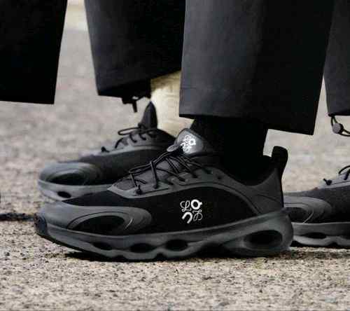 ON RUNNING CLOUD SOLO BLACK GREY
