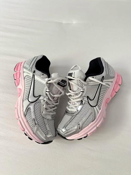 Nik.e Zoom Vomero 5 Metallic Silver Pink