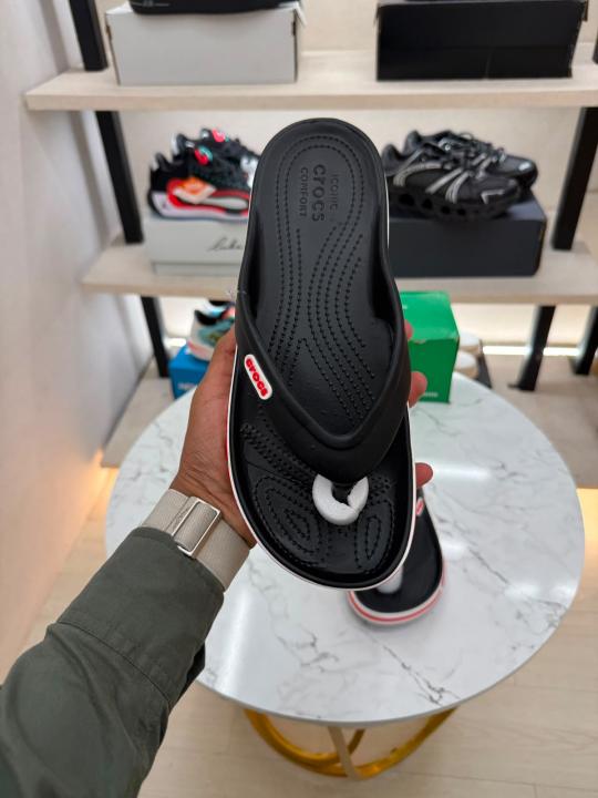 Croccs bayaband flip flop black red