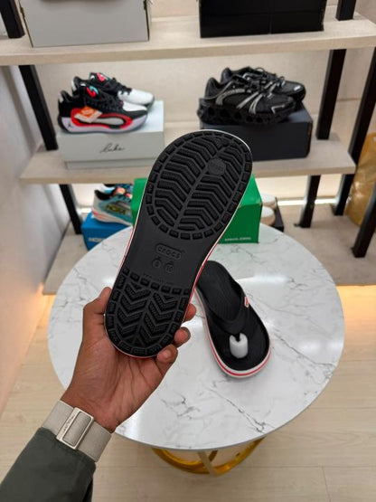 Croccs bayaband flip flop black red