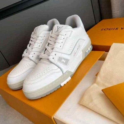 Louiis vuitton trainer sneaker white signature