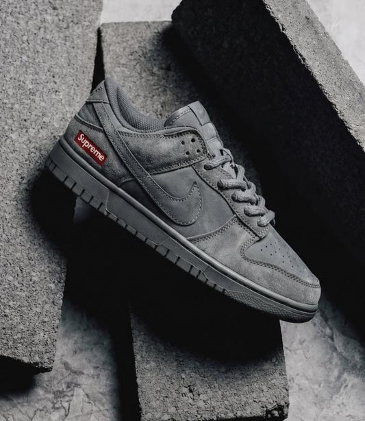 NIK.E SB DUNK LOW GREY X SUPREME