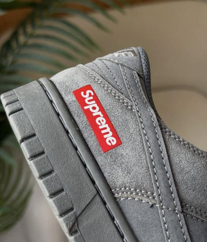 NIK.E SB DUNK LOW GREY X SUPREME