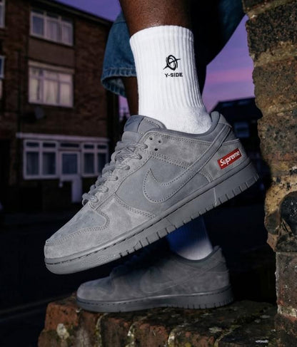 NIK.E SB DUNK LOW GREY X SUPREME