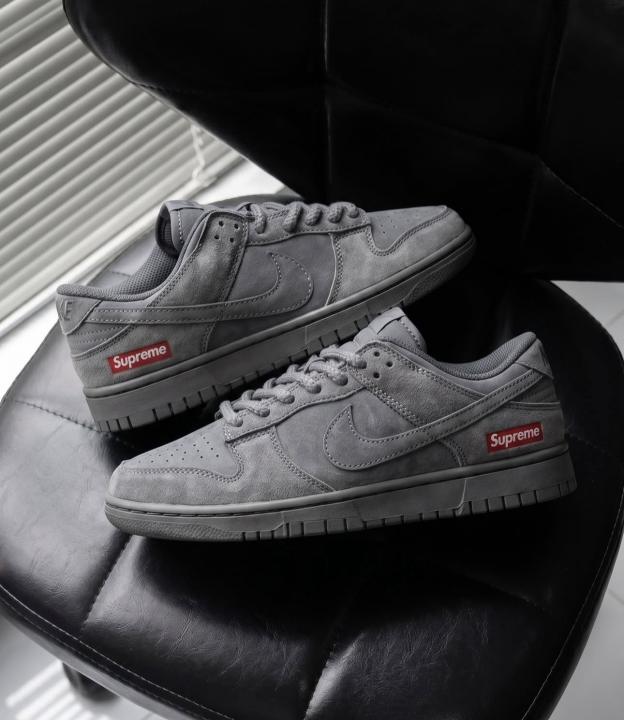 NIK.E SB DUNK LOW GREY X SUPREME