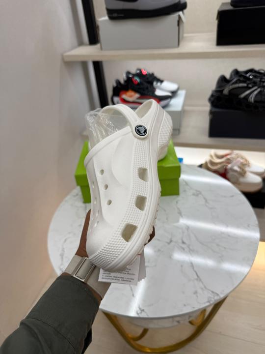 Croccs baya clog white