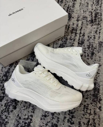 ALO YOGA RUNNER TRIPLE WHITE