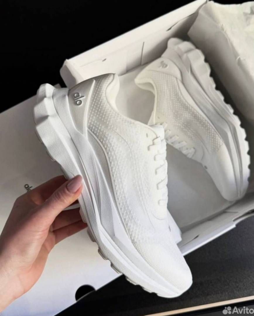 ALO YOGA RUNNER TRIPLE WHITE
