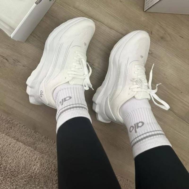 ALO YOGA RUNNER TRIPLE WHITE