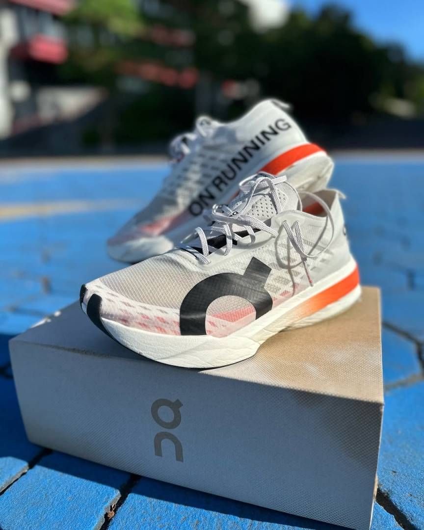ON  Running cloud boom STRIKE WHITE ORANGE