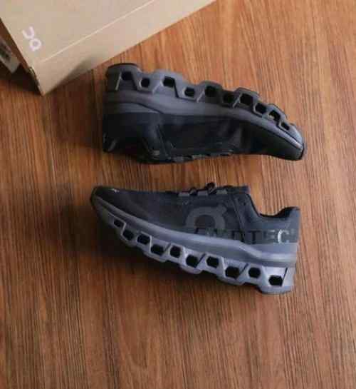 ON Running CloudMonster all Black Sneaker