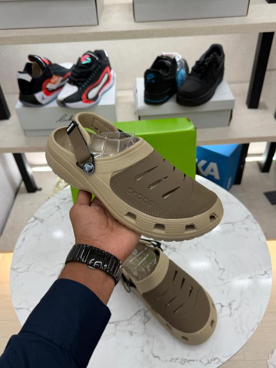 CROC S YUKOON LITE BROWN CLOG