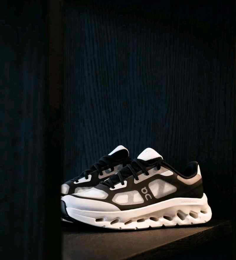 On Cloud tilt Running Remix Black Ivory