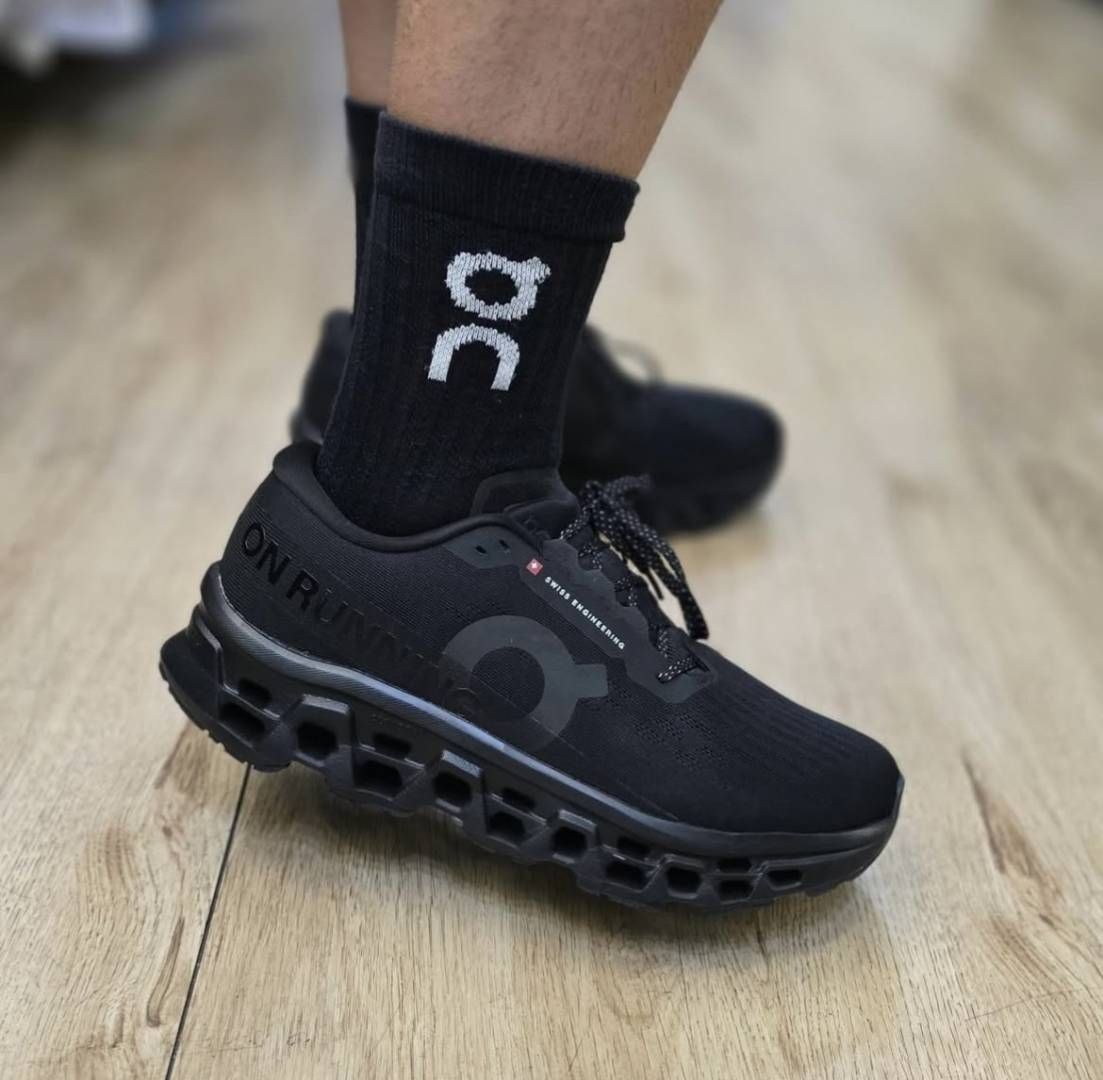 On Cloudmonster 3  All black