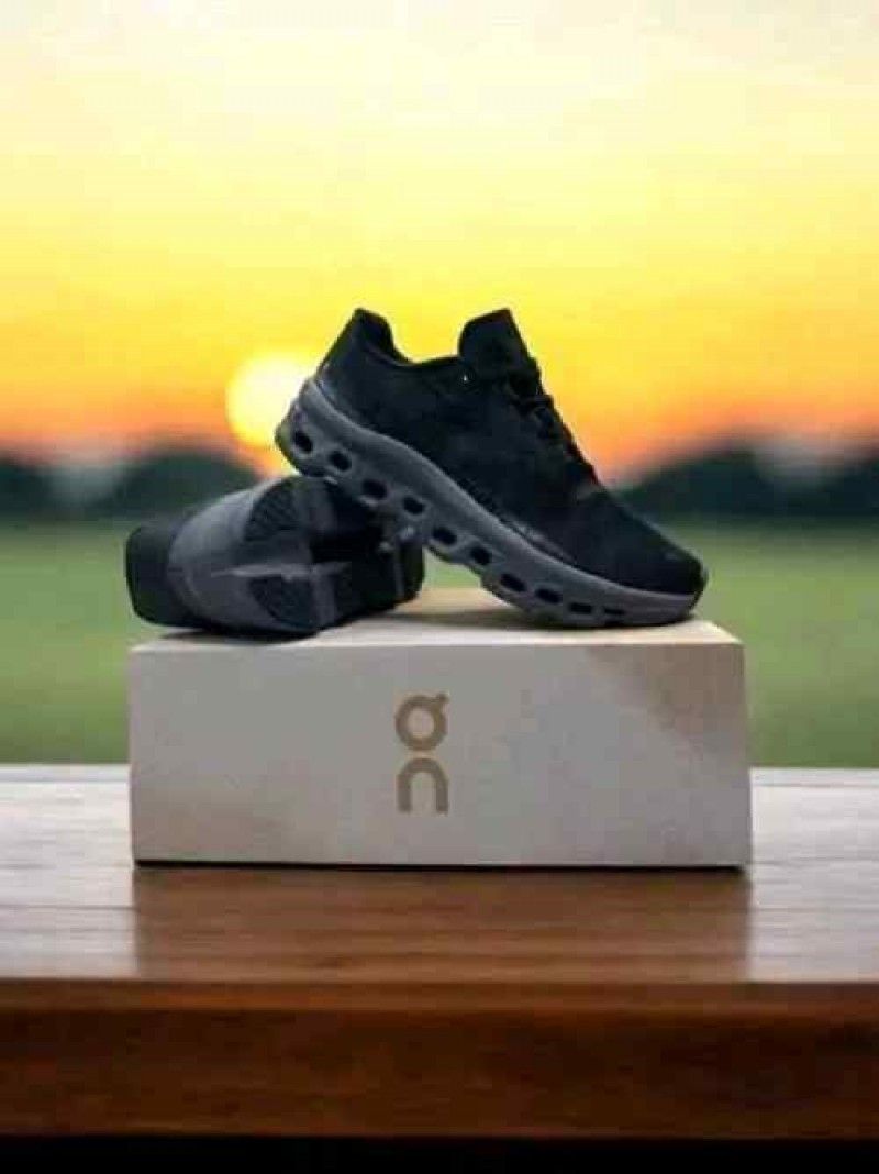 Running CloudMonster all Black Sneaker