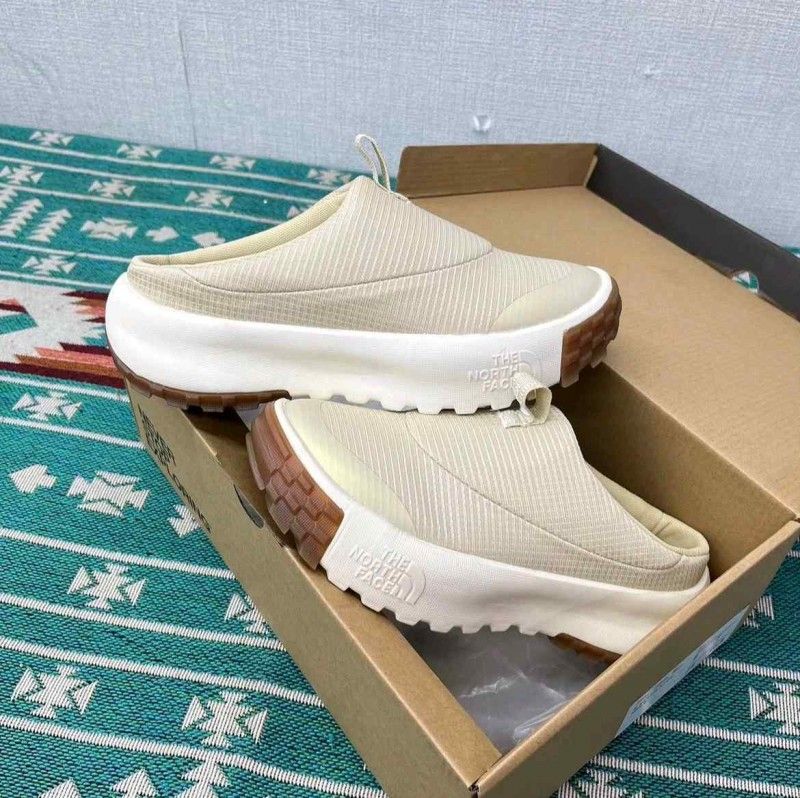 THE NORTH FASE. NEVER STOP MULE BEIGE