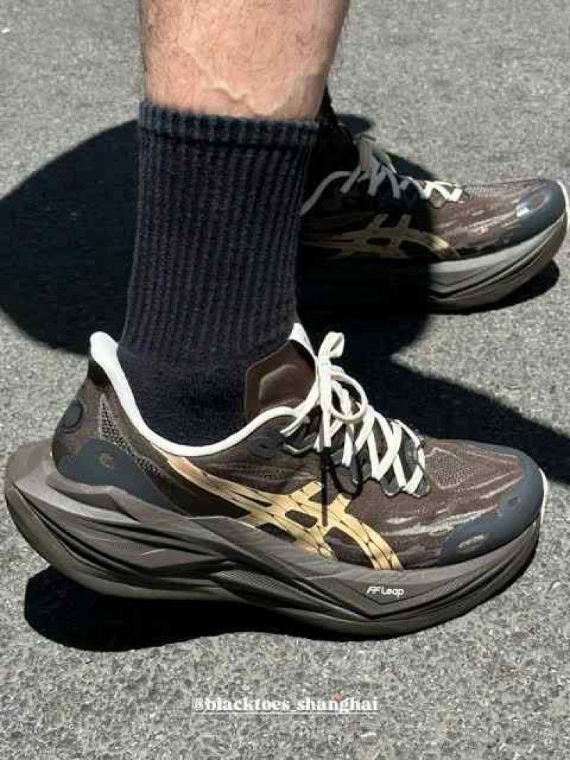 ASICCS SUPER BLAST BROWN TOE
