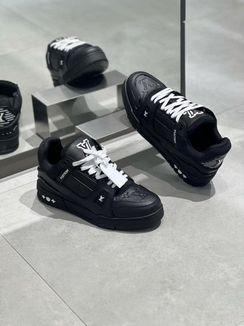 S vuitton trainer all black