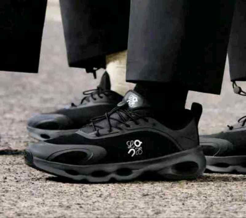 ON RUNNING CLOUDSOLO X LOEWE BLACK
