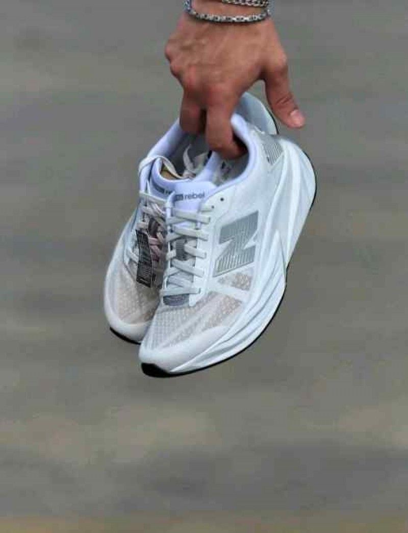 Neww balance v5 fuel cell rebel white