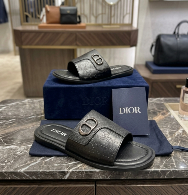 DIO.R MONOGRAM PREMIUM BLACK CHAPPAL 052
