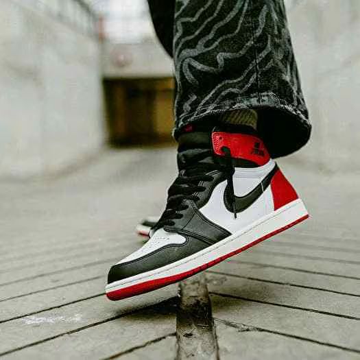 AIR JORDAN RETRO 1 OG  BLACK TOE HIGH REIMAGINED