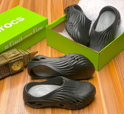 Croc.s echo wave black with og box and carry bag