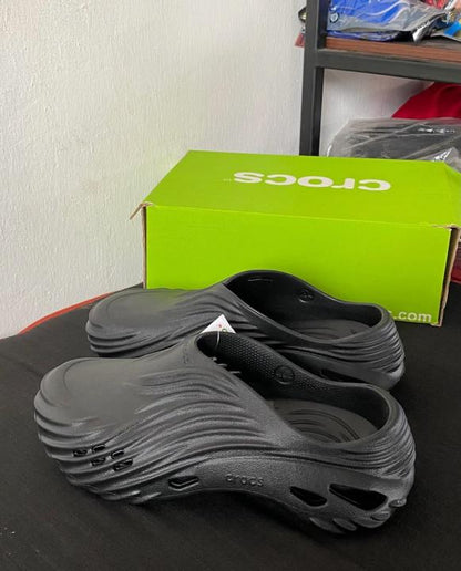 Croc.s echo wave black with og box and carry bag