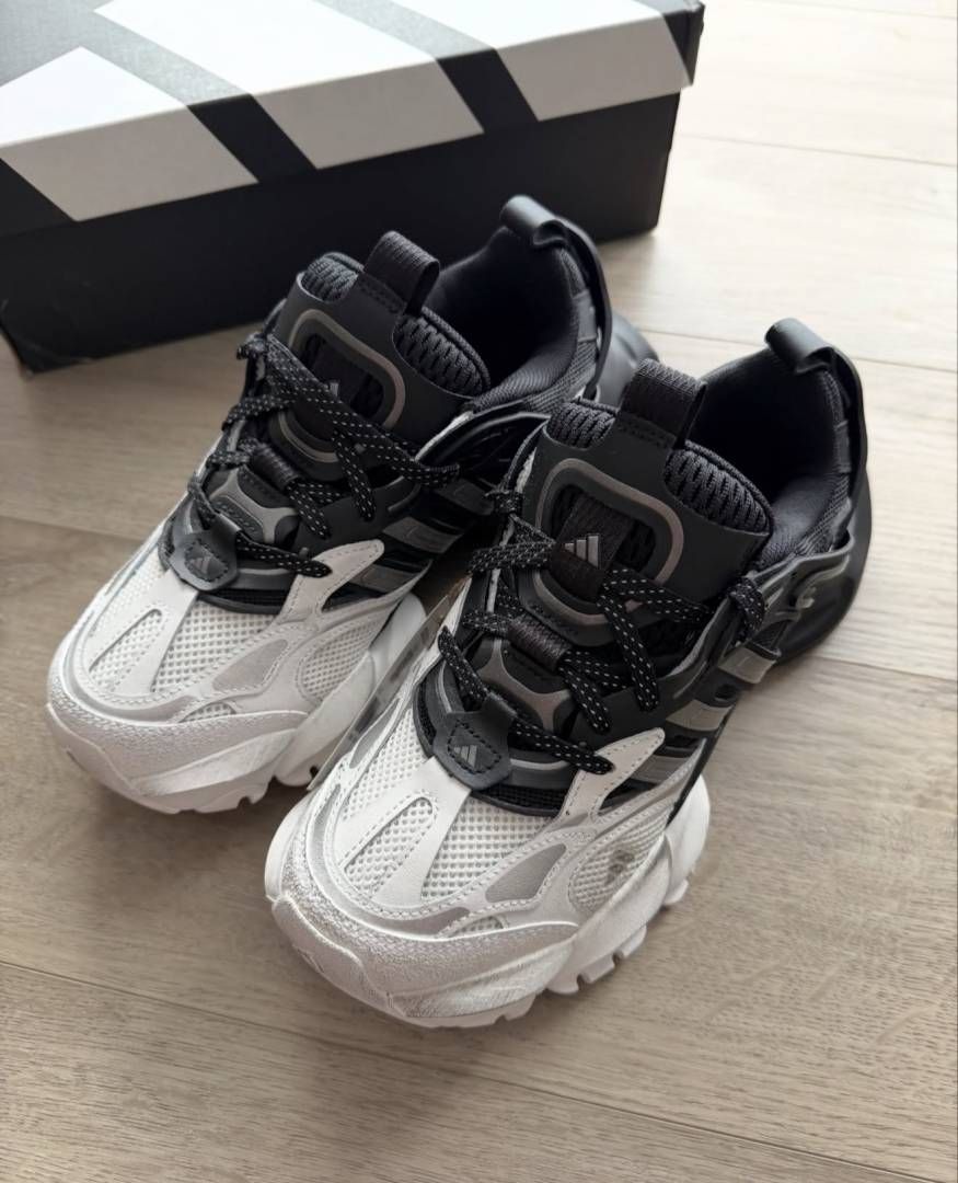 Adiddas XLG Runner Deluxe in White Black