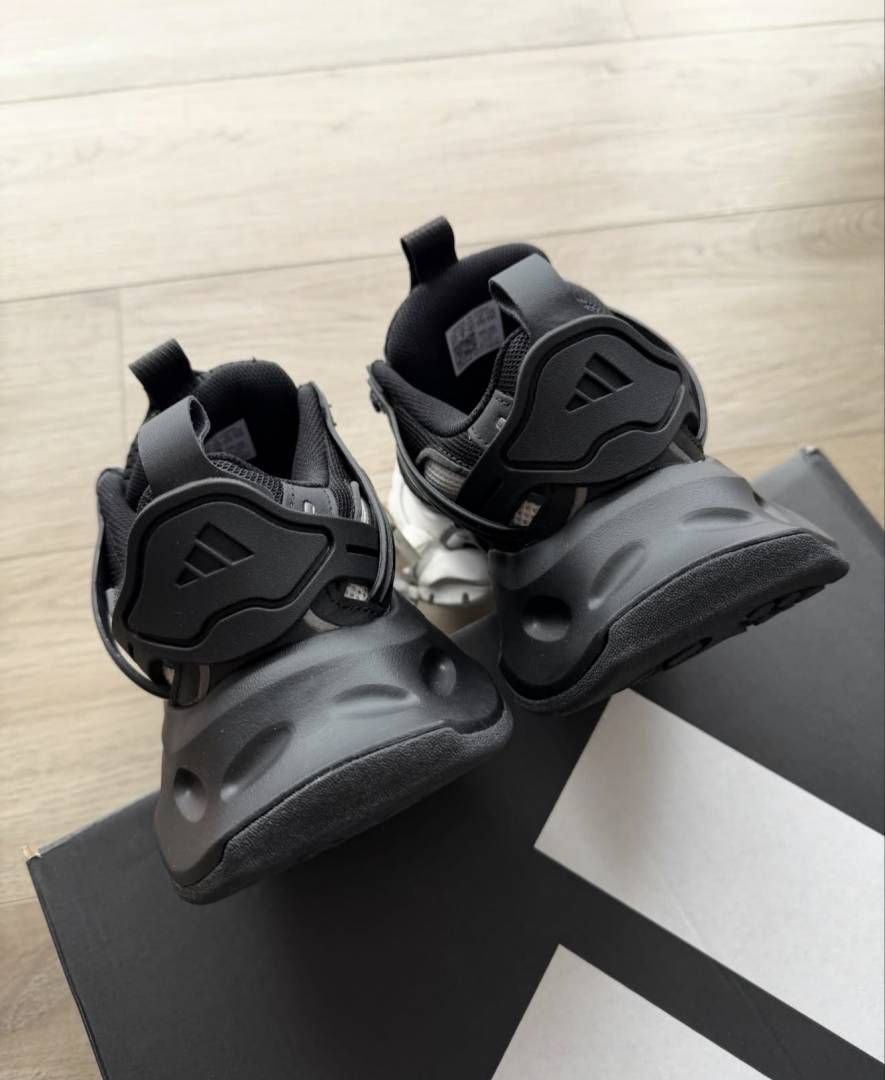 Adiddas XLG Runner Deluxe in White Black