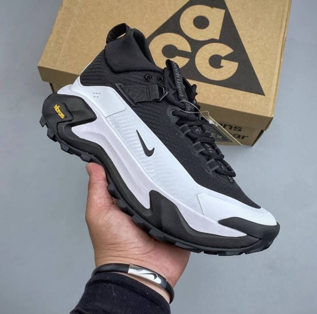 Nikkee Zoom X ACG trail vibram