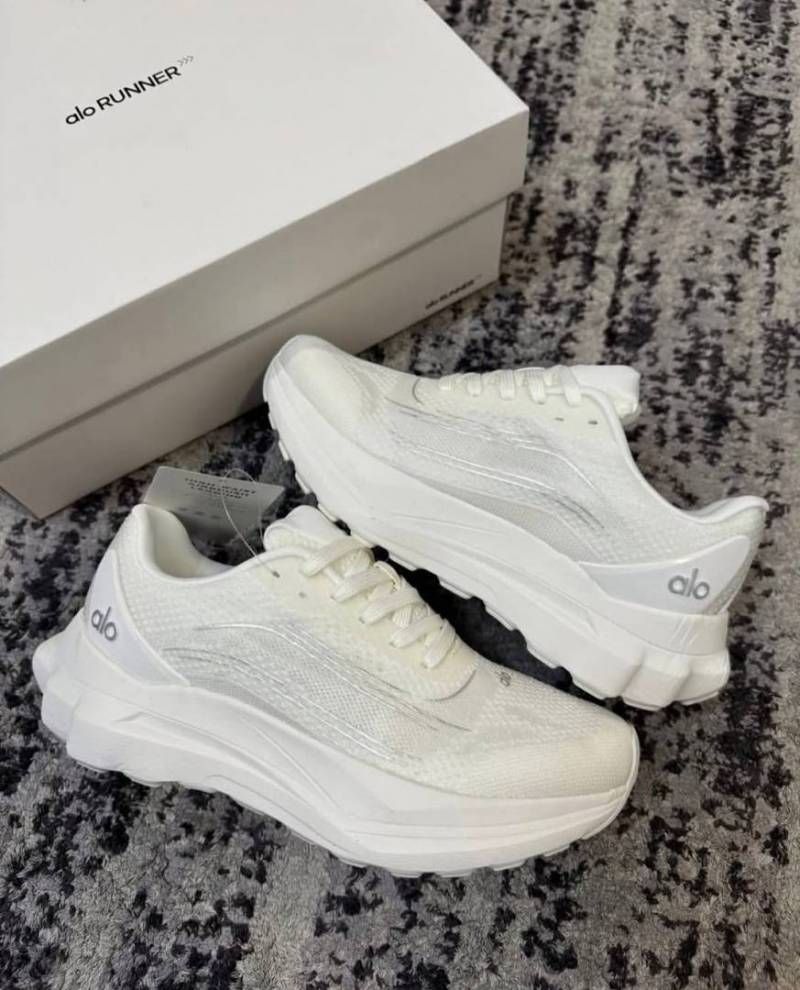 Alo Yoga runner tripple white