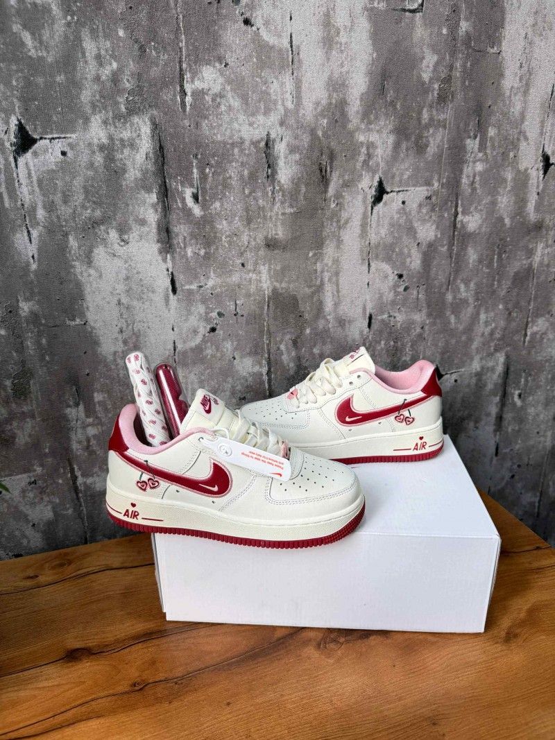 Nikkee airforce 1 Low Valentines Day with og box for her