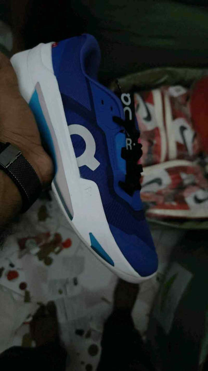 On cloud Running The Roger Pro Fire Clay Currant Horizon