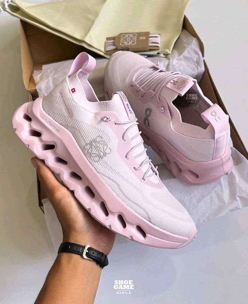 On Cloudtilt running Loewe Pale Pink for her