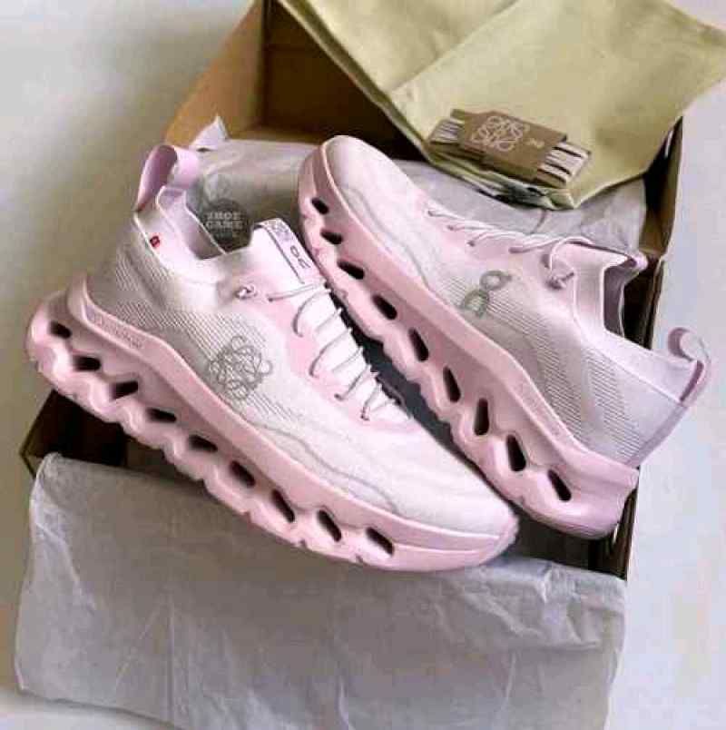 On Cloudtilt running Loewe Pale Pink for her