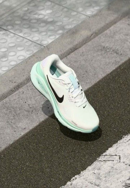Nik e Structure 26 mint foam
