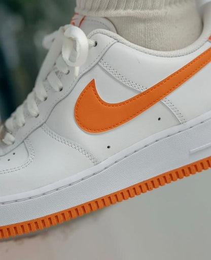 NIKKE AIRFORCE 1 LOW WHITE SAFTEY ORANGE