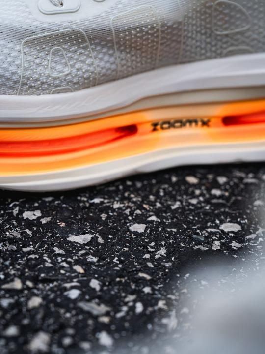Nikke Vomero Premium Sail White Orange