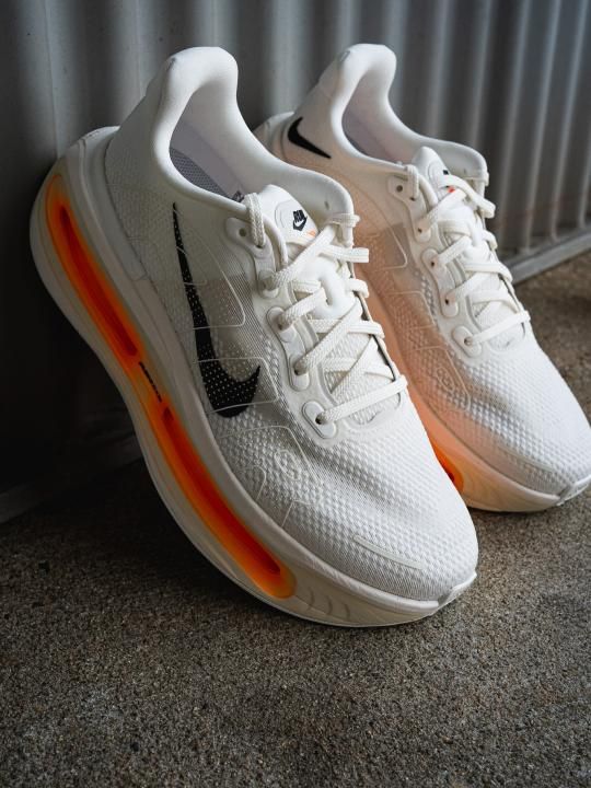 Nikke Vomero Premium Sail White Orange