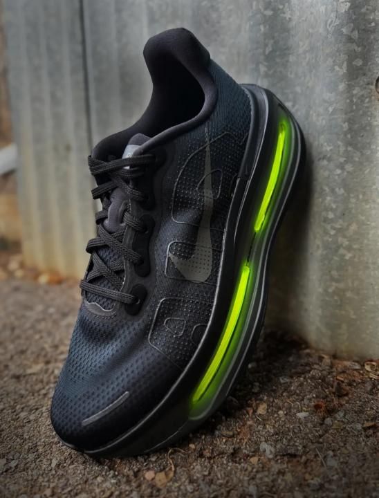 Nikke Vomero Premium Black Volt Green