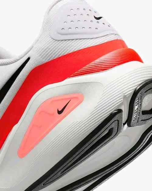 Nikkee Running zoom Structure 26 trainers White orange