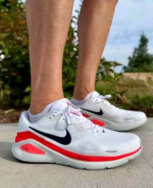 Nikkee Running zoom Structure 26 trainers White orange
