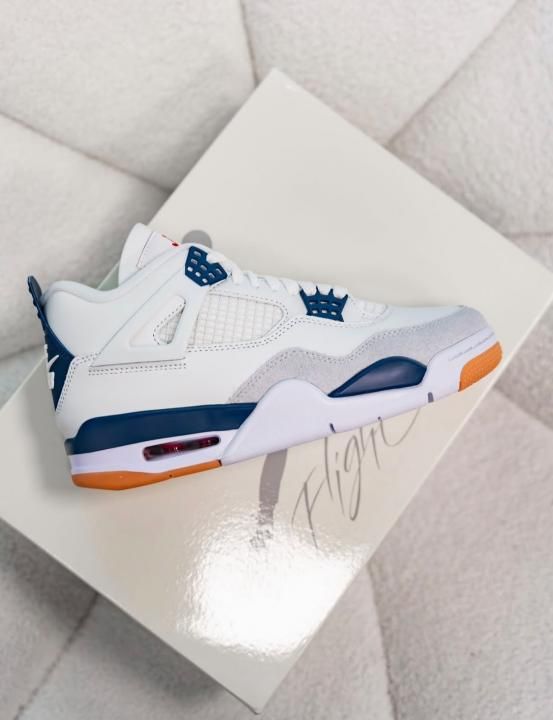 NIKKE AIR JORDAN 4 SB NAVY