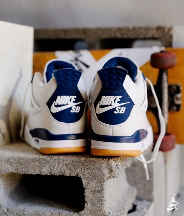 NIKKE AIR JORDAN 4 SB NAVY