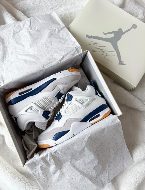 NIKKE AIR JORDAN 4 SB NAVY
