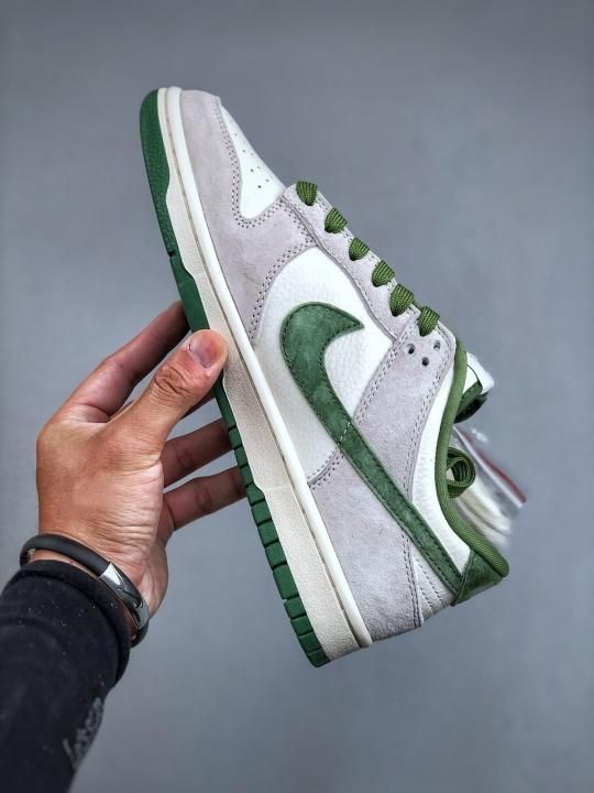 NIKKE SB DUNK X STUSSY WHITE ARMY GREEN SUEDE